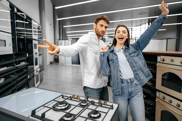 Feliz casal sorrindo acabou de comprar novos eletrodomésticos no hipermercado — Fotografia de Stock