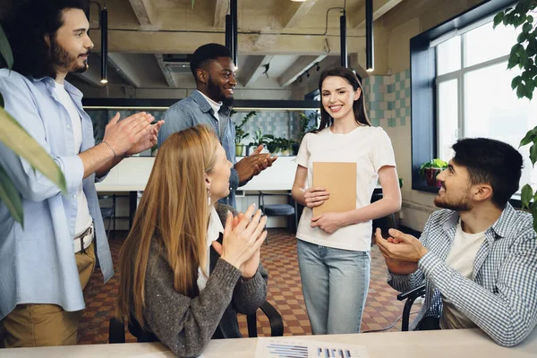 Grupo de jóvenes empresarios aplauden a su colega después de la presentación — Foto de Stock