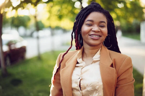 Portrait of a young black woman standing in a street — Stock Photo, Image