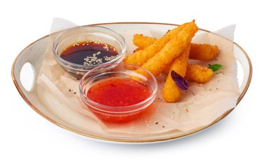 Bol yağda kızartılmış, soslu karidesler beyaza izole edilmiş.