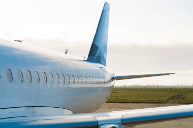 Havaalanı pistindeki yolcu uçağını kapatın.