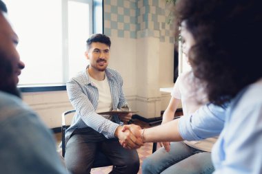 Gençler bir çemberde oturup tartışıyorlar.