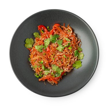 Beyaz tenli Asya tavalı erişte kasesi.