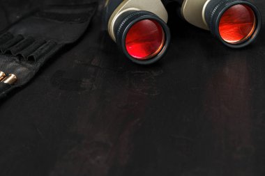 Kırmızı lensli dürbün avlıyorum, yaklaşın.