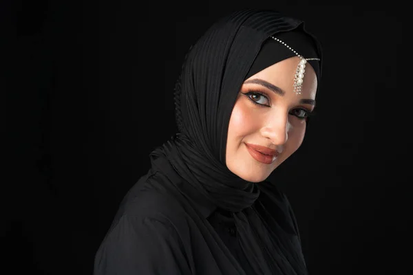 Close up portrait of beautiful muslim girl dressed in hijab — Stock Photo, Image