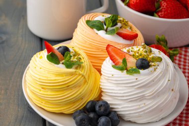 Masada servis edilen beyaz kremalı pasta