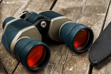 Av ekipmanları dürbünü ahşap arka planda. Yakın plan.