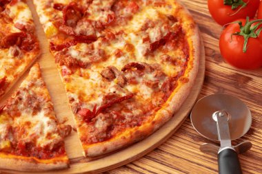 Taze pişmiş pizza, masaya yakın.