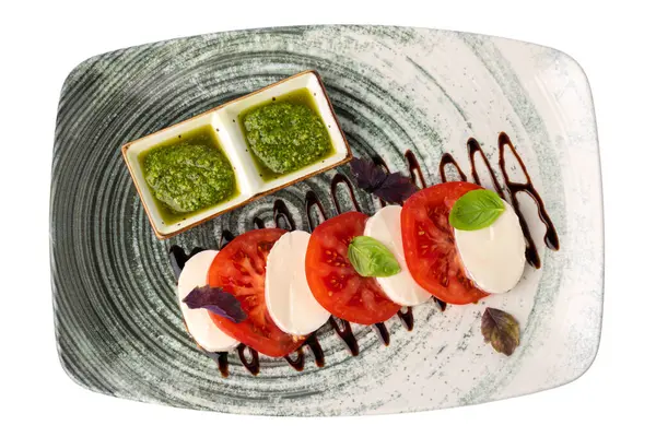 新鮮なイタリアのカプレーゼサラダとモッツァレラチーズとトマトのグレープレート — ストック写真