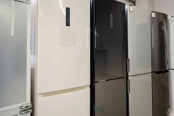 가전제품가게에 줄지어 놓여 있는 냉장고 — 스톡 사진