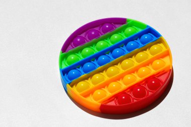 Renkli anti-stres oyuncağını beyaz arka plana yerleştir
