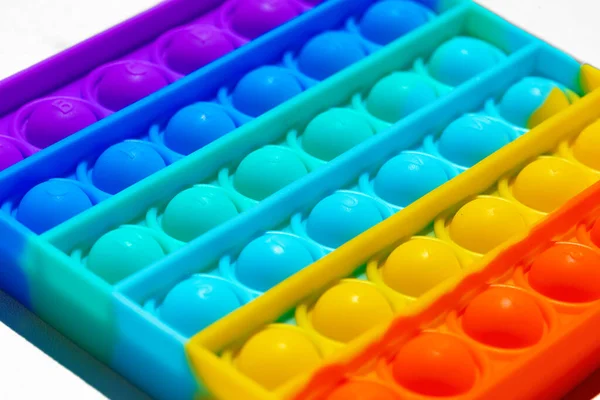 Renkli anti-stres oyuncağını beyaz arka plana yerleştir — Stok fotoğraf