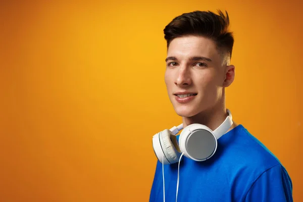 Porträt eines jungen, gut aussehenden Mannes, Teenager vor gelbem Hintergrund — Stockfoto