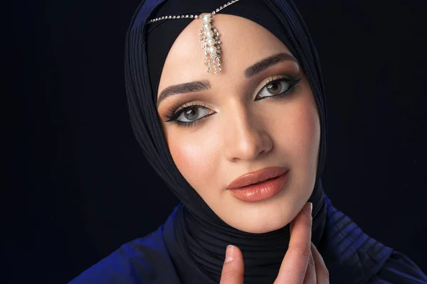 Close up portrait of beautiful muslim girl dressed in hijab — Stock Photo, Image