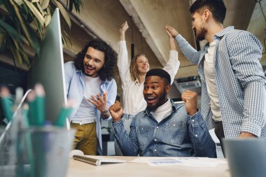 Mutlu iş adamları şirket zaferini kutluyor.