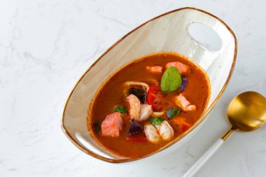 Asyalı Tom Yum çorbası gri masada.