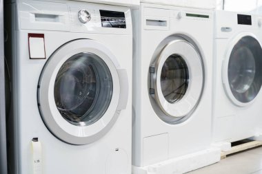 Hipermarkette yeni çamaşır makineleri.