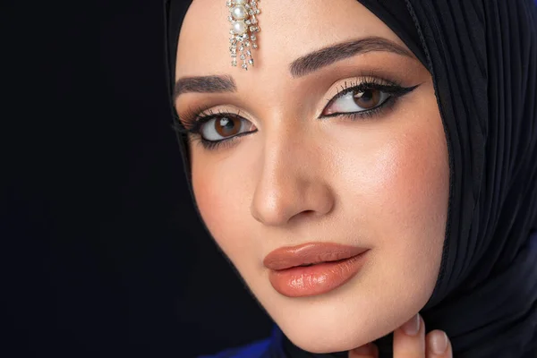 Portrait of a young muslim woman in hijab on black background — Stock Photo, Image