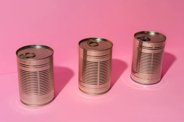 분홍색 녹음실 배경에 있는 통조림 깡통 — 스톡 사진