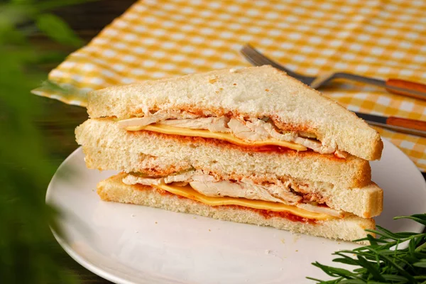 Подвійний клубний бутерброд подається на тарілці на дерев'яному столі — стокове фото