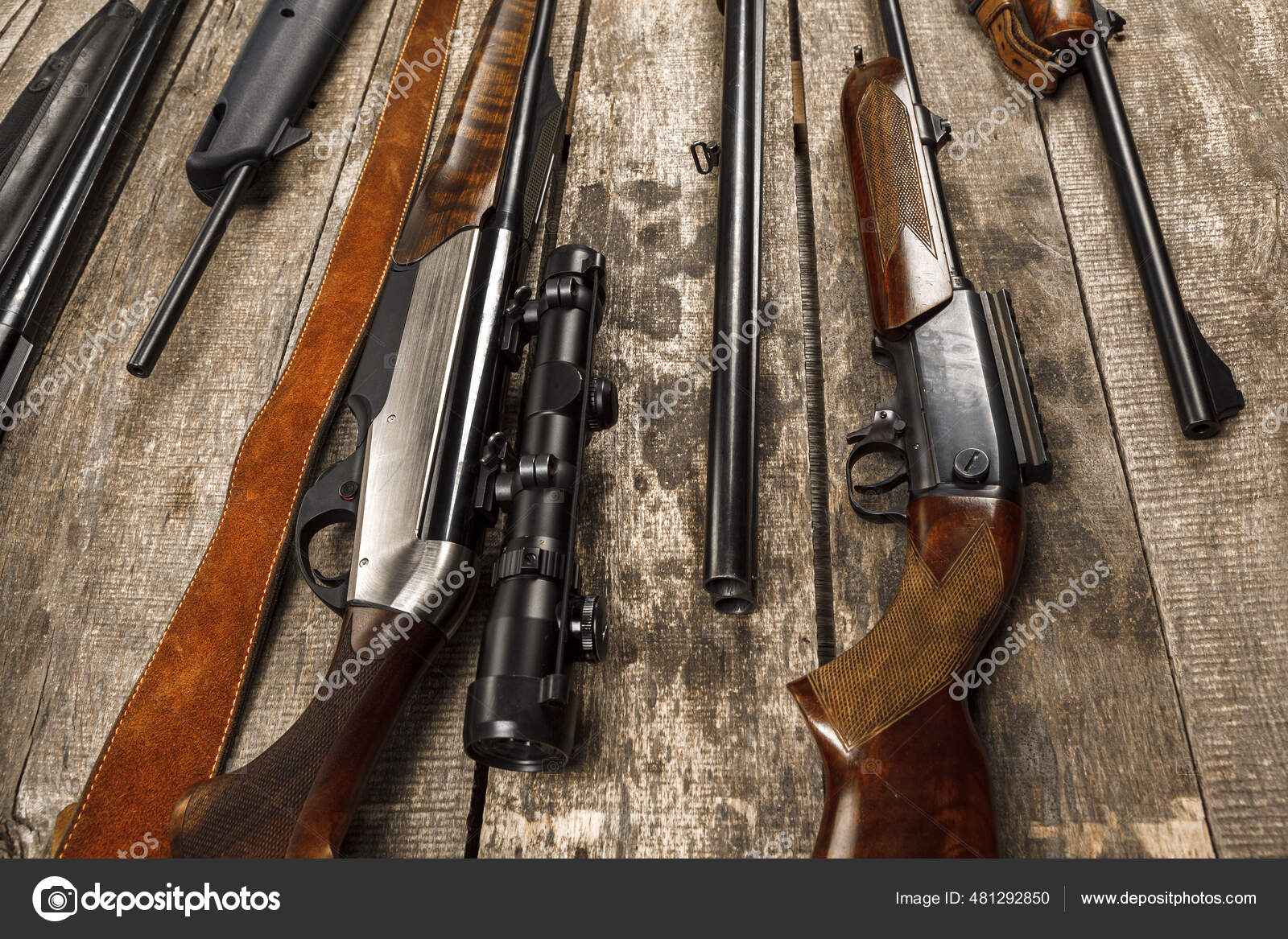 Muitos Rifles De Caça Na Superfície De Madeira Resistida Foto