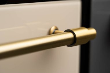 Modern bir elektrikli fırının metal sapı.