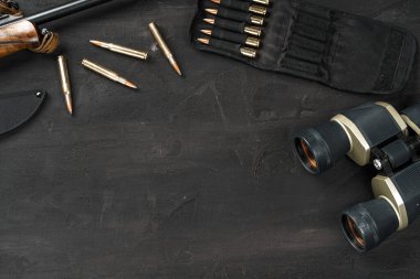 Av tüfeği ve mermiler koyu ahşap arka planda