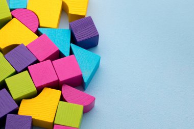 Mavi arka planda ahşap oyuncak yapı seti ayrıntıları