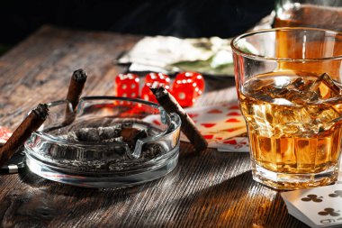 Masada viski ve puroyla poker oynamak.