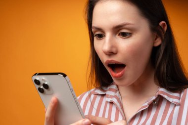 Sarı arka planda akıllı telefonu kullanmasına şaşırdım.