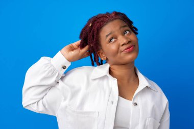 Mavi arka planda düşünceli Afro-Amerikan kadın portresi