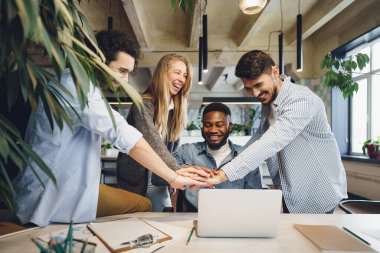 Mutlu iş adamları şirket zaferini kutluyor.