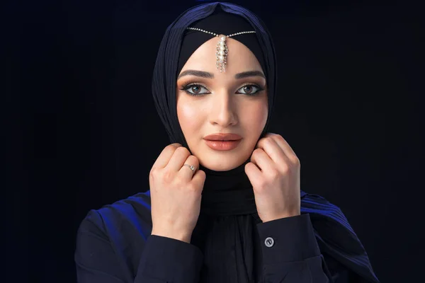 Close up portrait of beautiful muslim girl dressed in hijab — Stock Photo, Image