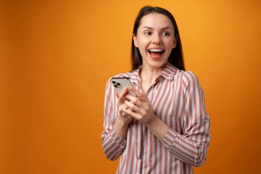 Sarı arka planda akıllı telefonu kullanmasına şaşırdım.