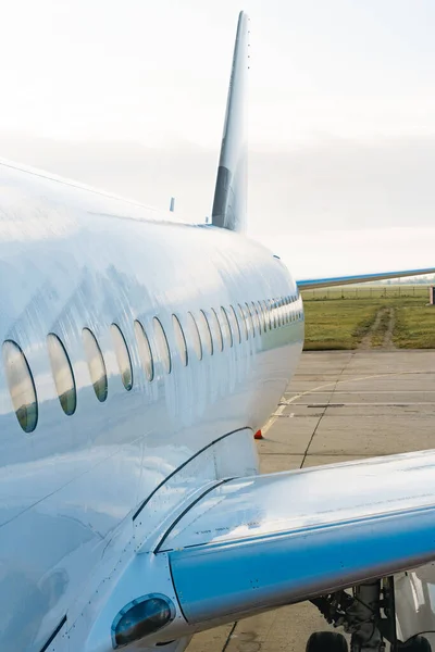 Zbliżenie samolotu pasażerskiego na pasie startowym lotniska — Zdjęcie stockowe