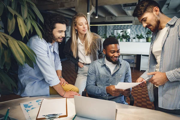 Lächelnde multirassische Mitarbeiter, die bei Bürotreffen zusammenarbeiten, diskutieren — Stockfoto