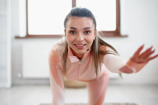 Close up portret van een jong fit meisje in oranje sportpak — Stockfoto