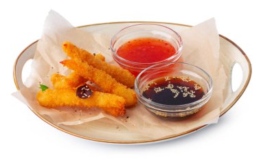 Bol yağda kızartılmış, soslu karidesler beyaza izole edilmiş.