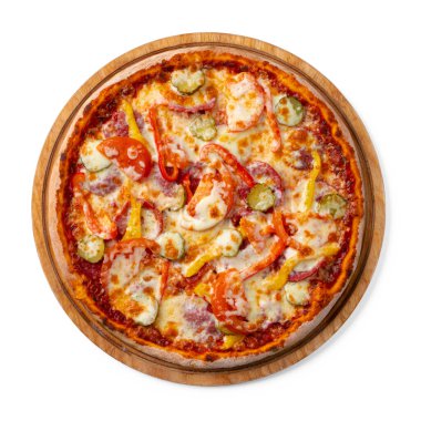 Tahtada taze pizza. Beyazda izole edilmiş.