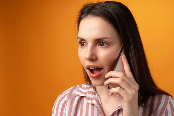 Stúdió fotó fiatal nő beszél telefonon sárga háttér — Stock Fotó