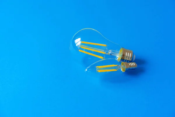 Lâmpadas no fundo de papel azul fechar — Fotografia de Stock