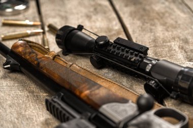 Optik görüş ve av tüfeği ahşap sırtında