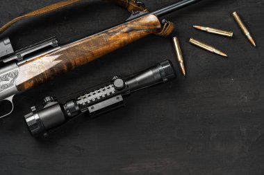 Optik görüş ve av tüfeği ahşap sırtında