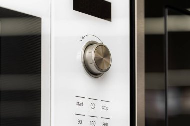 Dükkandaki yeni modern mikrodalga fırın, kapat.