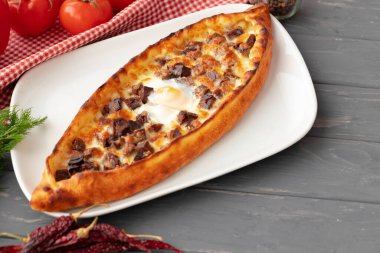 Türk Pide ekmeğini ahşap masaya yakın tut