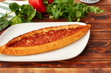 Türk Pide ekmeğini ahşap masaya yakın tut