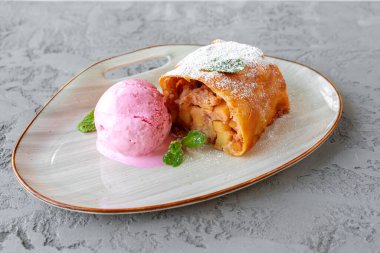 Dondurmayla servis edilen elmalı turta.