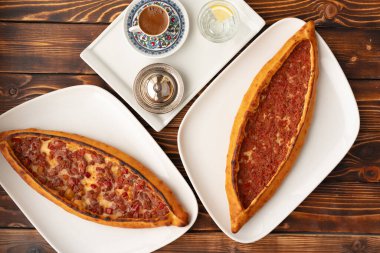 Pide - Ahşap masada Türk ekmeği