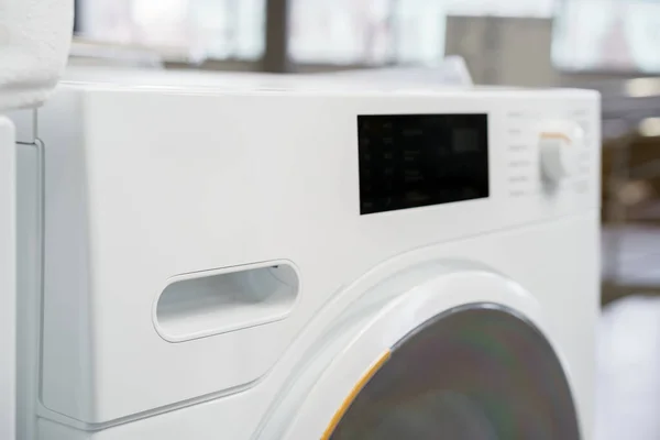 Nueva lavadora en una tienda de electrodomésticos — Foto de Stock