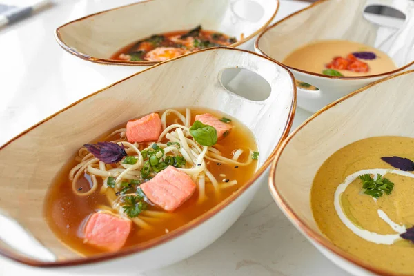 Tom Yam, sopa Miso y sopas de crema en la mesa gris — Foto de Stock
